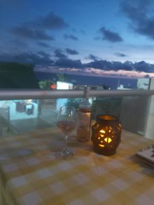 una copa de vino y una vela sobre una mesa en Dreimar Hotel Boutique, en Cartagena de Indias
