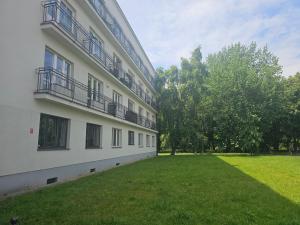un gran edificio con un patio de césped al lado en Apartamenty Park Powiśle, en Varsovia