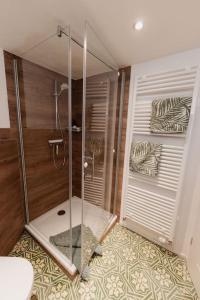 Un baño con ducha con mampara de cristal. en Modernes Tiny House mit Sonnenterrasse, en Ediger-Eller