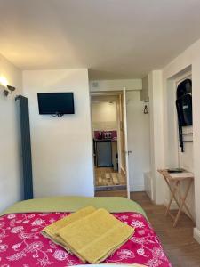a bedroom with a bed and a tv on the wall at Boscote in Stratford-upon-Avon