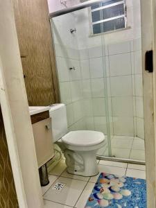 a bathroom with a toilet and a shower at Apartamento aconchegante in Petrolina