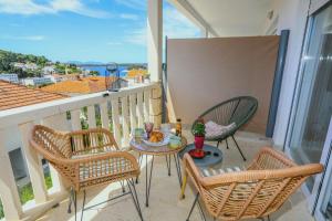 balcone con sedie e tavolo con cibo di Juric 32 - Boutique Apartments a Hvar