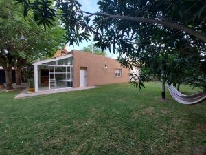 una casa con amaca di fronte a un cortile di Quinta a metros del Parque Municipal y La Antigua Pulpería a Mercedes