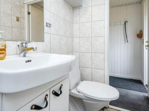 Ένα μπάνιο στο 6 person holiday home in Hemmet-By Traum +48 φωτογραφίες