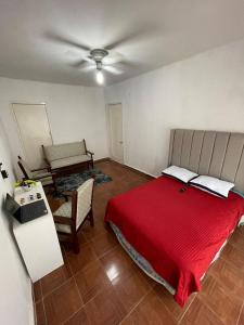 Mantra Suites في مدينة ميكسيكو: غرفة نوم بسرير احمر وسقف