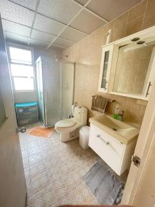 Mantra Suites في مدينة ميكسيكو: حمام مع مرحاض ومغسلة ودش