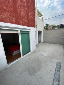 Mantra Suites في مدينة ميكسيكو: مبنى فيه شباك فيه سرير