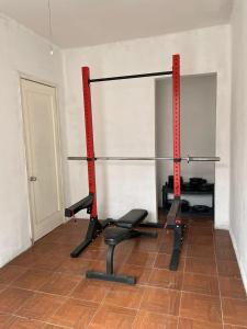 Mantra Suites في مدينة ميكسيكو: صالة ألعاب رياضية مع كرسيين ورفوف في الغرفة