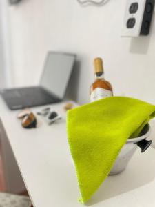 Mantra Suites في مدينة ميكسيكو: زجاجة نبيذ موضوعة على طاولة مع زجاجة