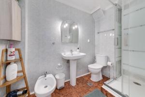 Un baño con lavabo, inodoro y ducha. en Comfortable apartment with Wi-Fi, en Alicante 22 fotos más