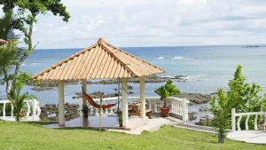 a gazebo with a swing and the ocean at Casa Manila in Santa Catalina