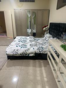 Uma cama ou camas num quarto em Feel like a home away home