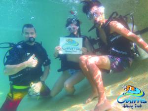 um grupo de pessoas sentadas na água em NRMA Cairns Holiday Park em Cairns