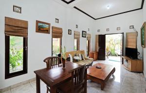 Ein Sitzbereich in der Unterkunft Rumah Akira Seminyak