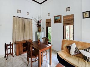 Ein Sitzbereich in der Unterkunft Rumah Akira Seminyak