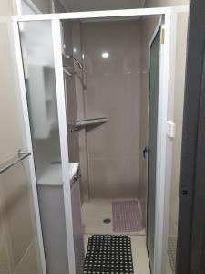 ein kleines Badezimmer mit einer Dusche mit Glastür in der Unterkunft BIDESI VILLA Apartments in Suva + 48 Fotos