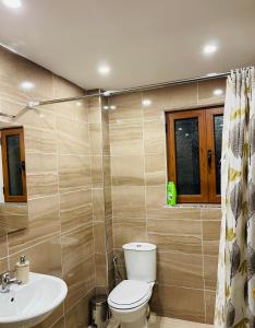 Un baño de Thethi view