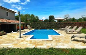 Bazén v ubytování Three-Bedroom Holiday Home In Katun nebo v jeho okolí