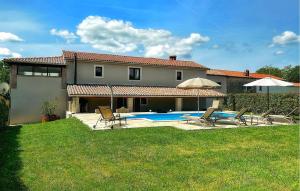 Bazén v ubytování Three-Bedroom Holiday Home In Katun nebo v jeho okolí