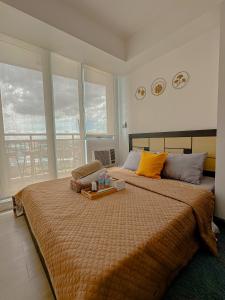 Ένα ή περισσότερα κρεβάτια σε δωμάτιο στο Corner Hideout - Azure Staycation