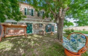 Κήπος έξω από το 4 Bedroom Beautiful Home In Senigallia