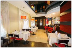 A restaurant or other place to eat at Colibri Hotel