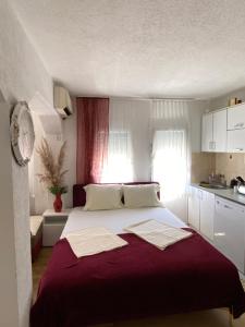 Ένα ή περισσότερα κρεβάτια σε δωμάτιο στο Apartmani Adelina