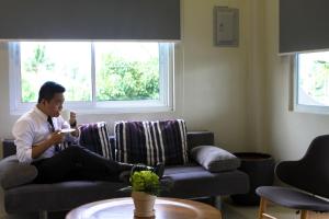 Predel za sedenje v nastanitvi Z Pad Residences
