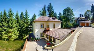 eine Luftansicht eines Hauses mit Dach in der Unterkunft Pension Casa del Sol Predeal in Predeal