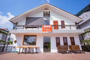 un bâtiment avec une enseigne devant lui dans l'établissement Lucky House, à Hue