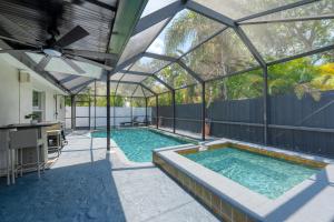 einen Innenpool mit Glashaus in der Unterkunft Luxury Style townhome with Pool - 1 Miles to Bucs Stadium in Tampa