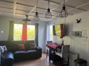 un salon avec un canapé et une table dans l'établissement Chez Mayan et Doly 206 rue des Sapins, à Clarke City