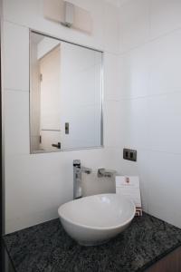 een badkamer met een grote witte wastafel op een aanrecht bij Fratelli Apart Hotel in La Paz