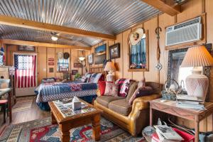 Χώρος καθιστικού στο Artesia Hilltop Cabin