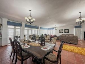 Et opholdsområde på La Rinconada Beachfront Retreat