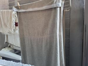 una cortina colgando de un estante en un baño en Sobrado de condominio Praia Grande VilaTupi com 2 dormitorio, en Praia Grande 106 fotos más