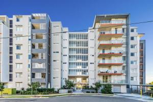 MerrylandsModern Luxury 3 Bedrm Apt Close to Parramatta, CBD的公寓大楼前面设有停车位