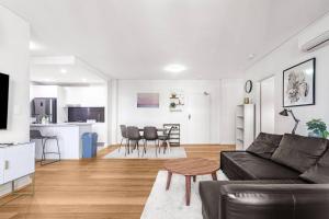 Modern Luxury 3 Bedrm Apt Close to Parramatta, CBD的电视和/或娱乐中心
