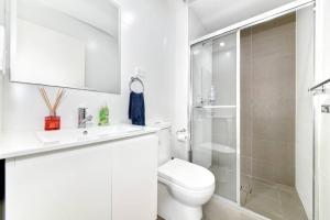 MerrylandsModern Luxury 3 Bedrm Apt Close to Parramatta, CBD的带马桶和淋浴的白色浴室