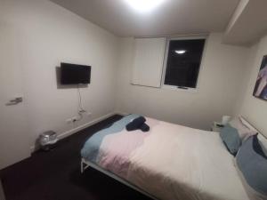 Modern Luxury 3 Bedrm Apt Close to Parramatta, CBD客房内的一张或多张床位