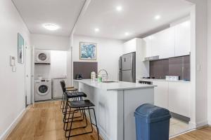 Modern Luxury 3 Bedrm Apt Close to Parramatta, CBD的厨房或小厨房