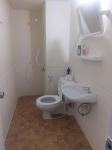 een badkamer met een wit toilet en een wastafel bij Solitude Skies14th Floor Studio in Nonthaburi