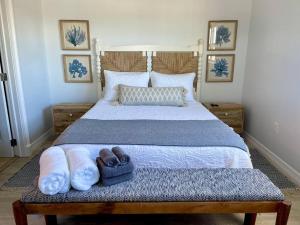 ein Schlafzimmer mit einem großen Bett mit Handtüchern darauf in der Unterkunft Be A Nomad - Oceanview villa 100yds to ocean in Jacksonville Beach
