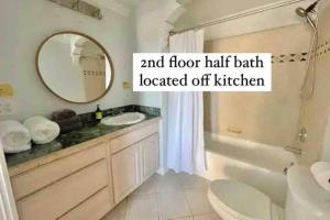 ein Badezimmer mit Waschbecken, Toilette und Spiegel in der Unterkunft Be A Nomad - Oceanview villa 100yds to ocean in Jacksonville Beach