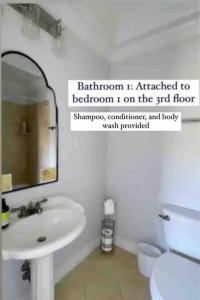 ein Badezimmer mit Waschbecken, Spiegel und Toilette in der Unterkunft Be A Nomad - Oceanview villa 100yds to ocean in Jacksonville Beach