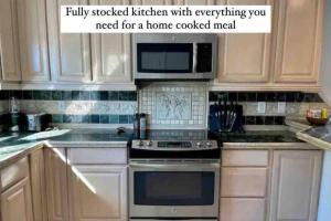 eine Küche mit Herd und Mikrowelle in der Unterkunft Be A Nomad - Oceanview villa 100yds to ocean in Jacksonville Beach + 5 Fotos