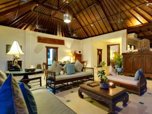ein großes Wohnzimmer mit Sofas und einem Tisch in der Unterkunft Villa Kedidi in Canggu