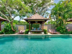 einen Pavillon neben einem Pool in der Unterkunft Villa Kedidi in Canggu