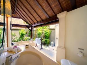 ein Bad mit einem WC und einem großen Fenster in der Unterkunft Villa Kedidi in Canggu + 14 Fotos