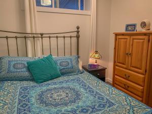 A bed or beds in a room at Windslow Guest Suite at Kye Bay